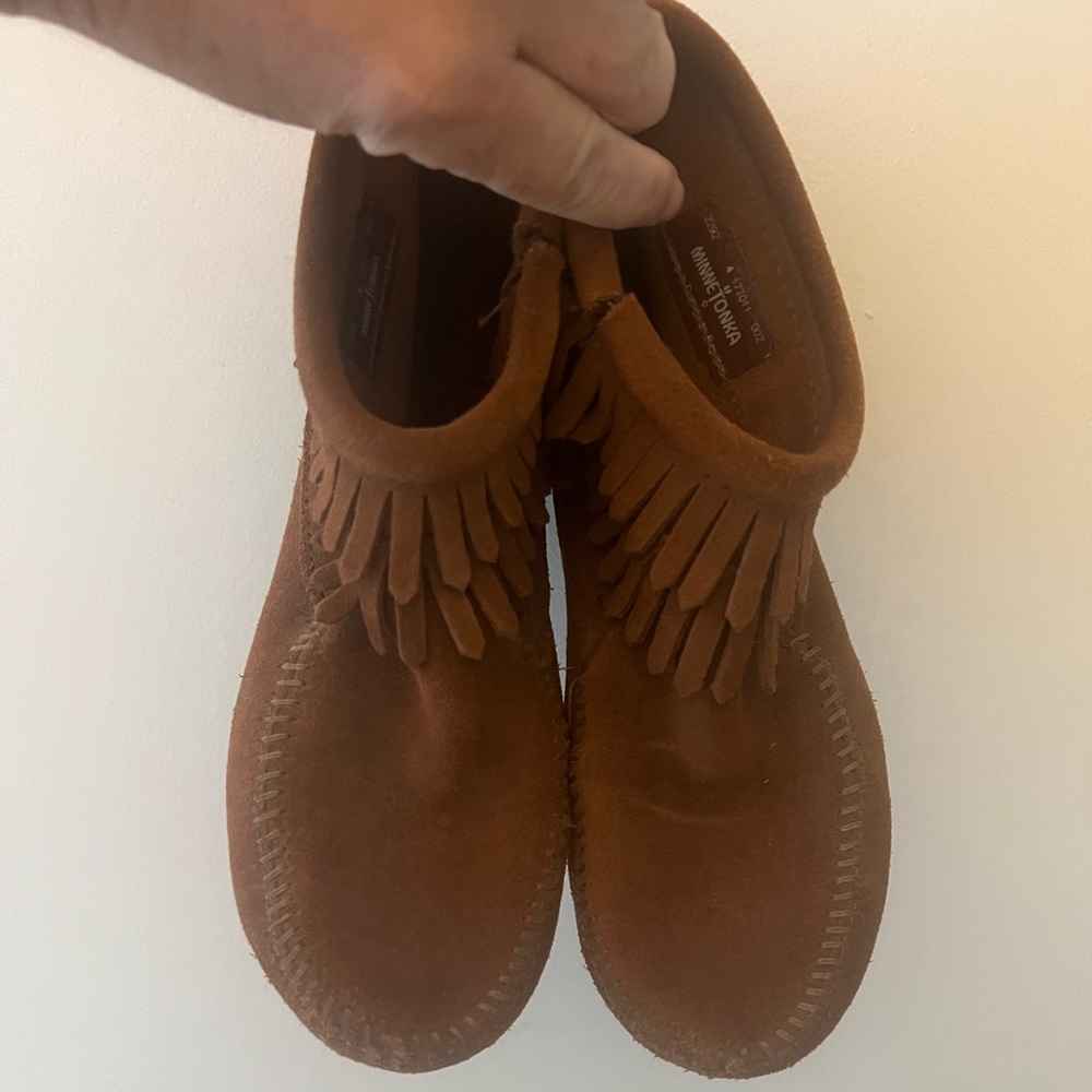 Youth Size 4 Minnetonka